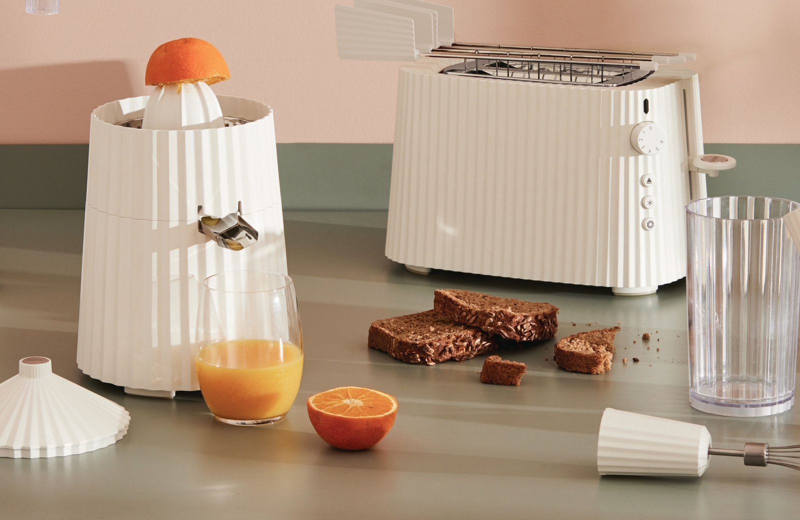 Alessi köksmaskiner i samma serie, alla vita. Brödrost och juice press