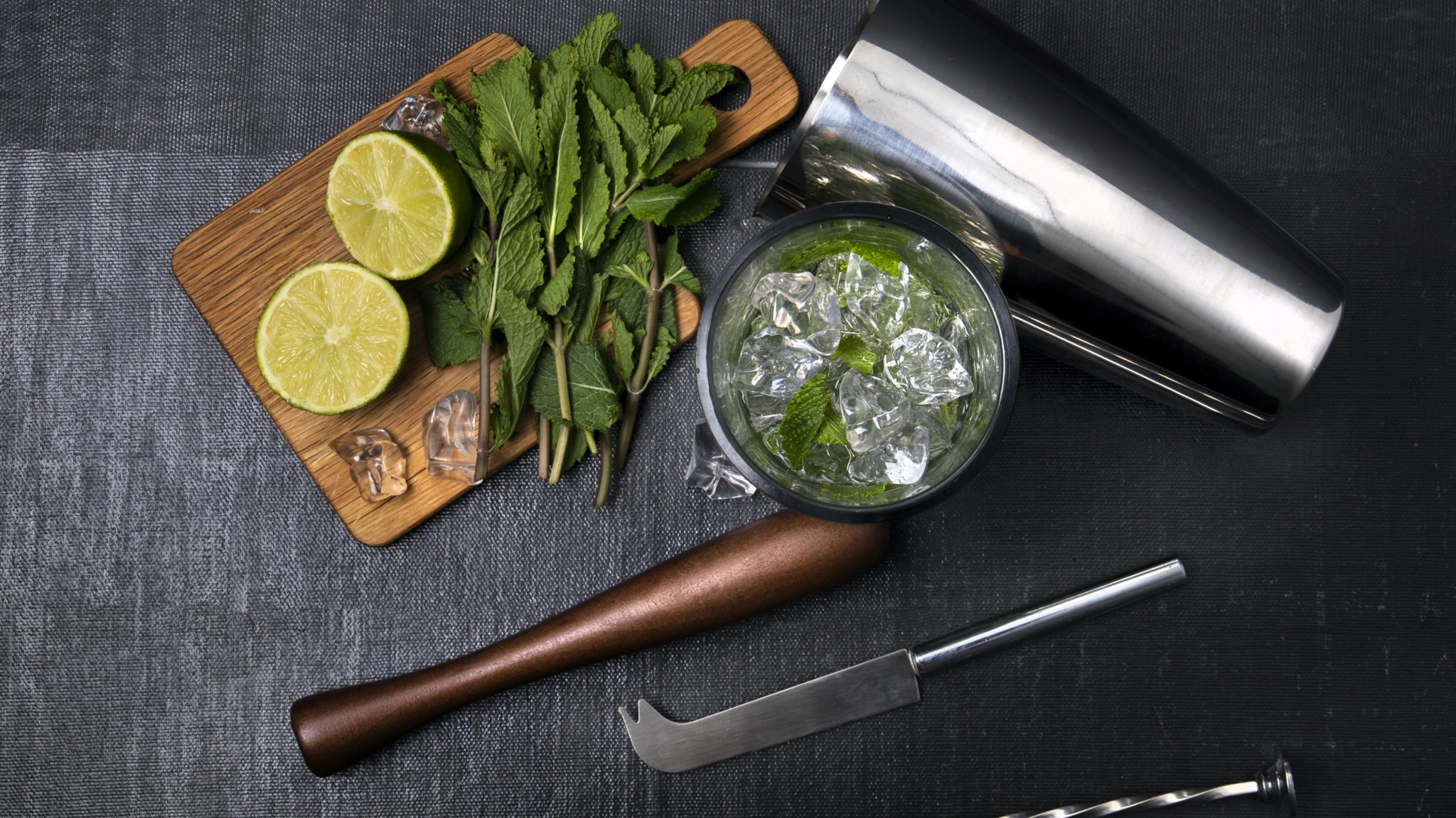 Bar Craft korkkiruuvi baarisetti baaritarvikkeet puinen leikkuulauta ja mohito mustalla alustalla