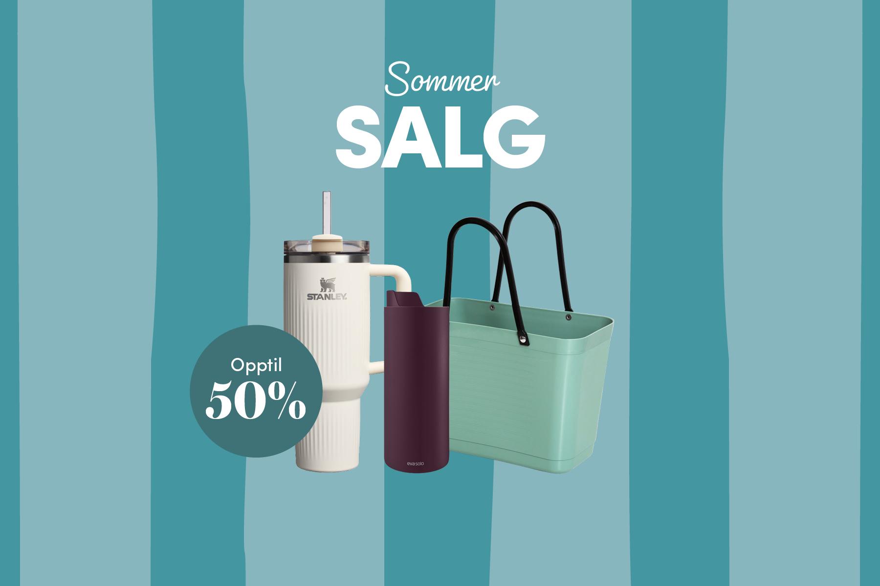 Sommerkampanje med Stanley-termokopp, Eva Solo-drikkeflaske og turbag på blåstripet bakgrunn med opptil 50 % rabatt.