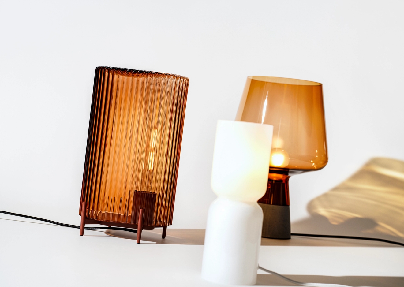 Iittala valaisimet Leimu, Putki ja lantern väreissä valkoinen ja ruskea