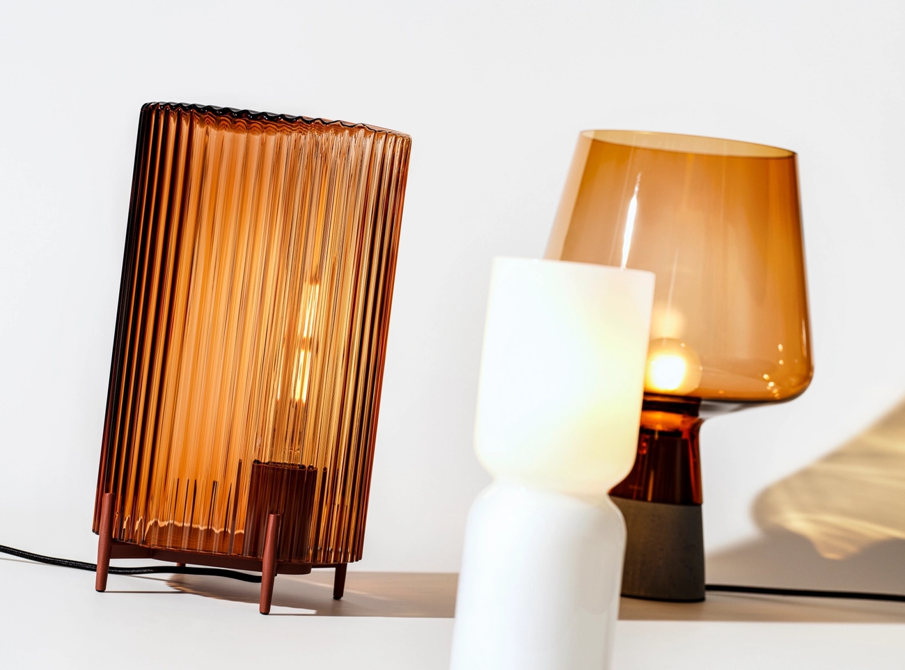 Iittala valaisimet Leimu, Putki ja lantern väreissä valkoinen ja ruskea