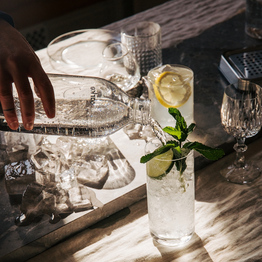 Aarke Flavour Drops i kolsyrat vattenglas med lime och mynta