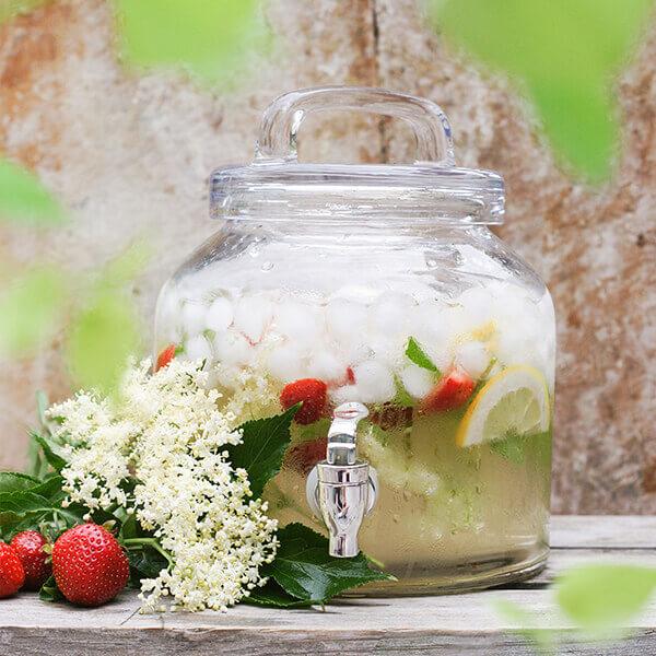 Hvit sangria med hyllebær og jordbær