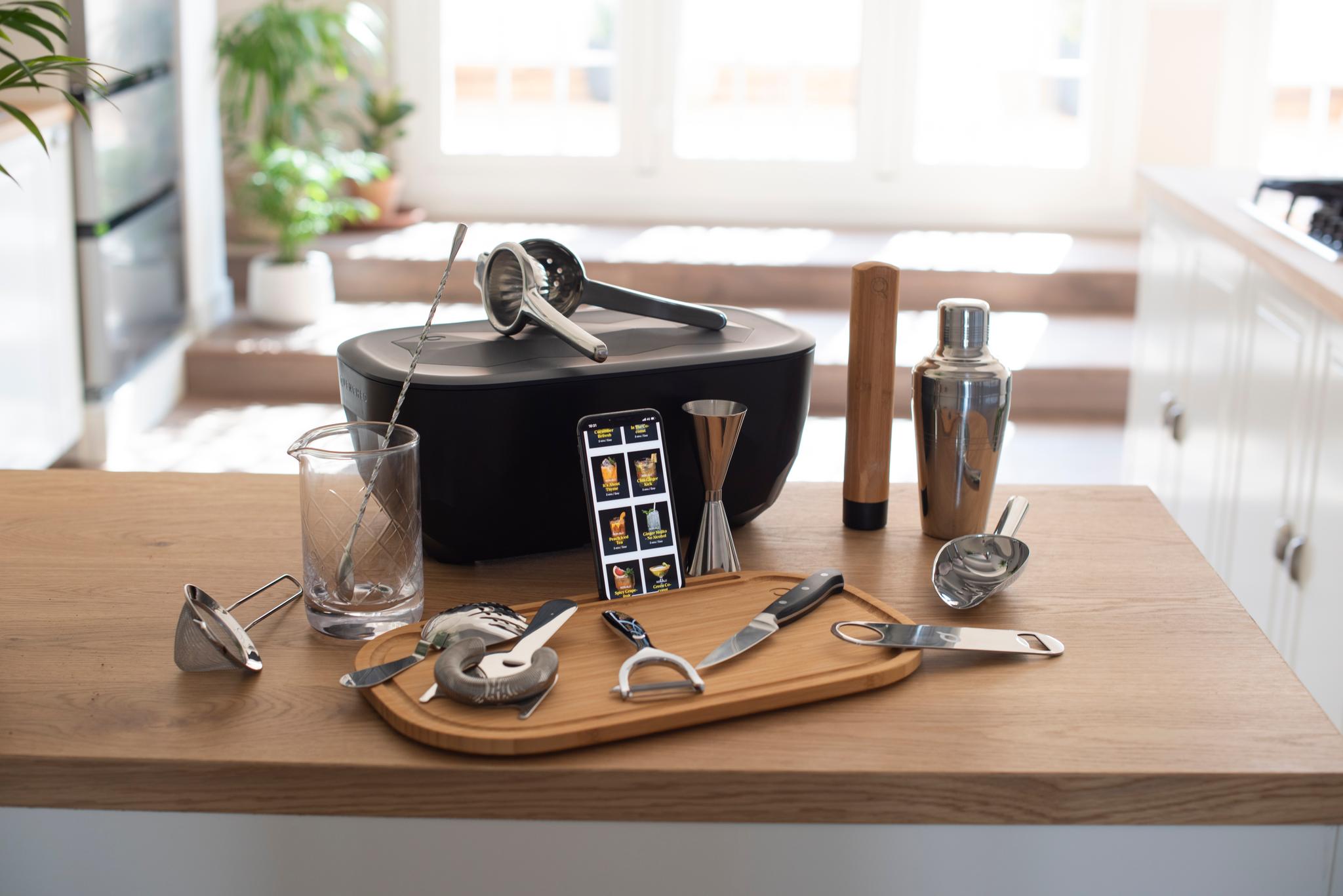 Drinkar är redo att blandas - shaker, mätglas, citruspress, sil och barsked på en köksbänk