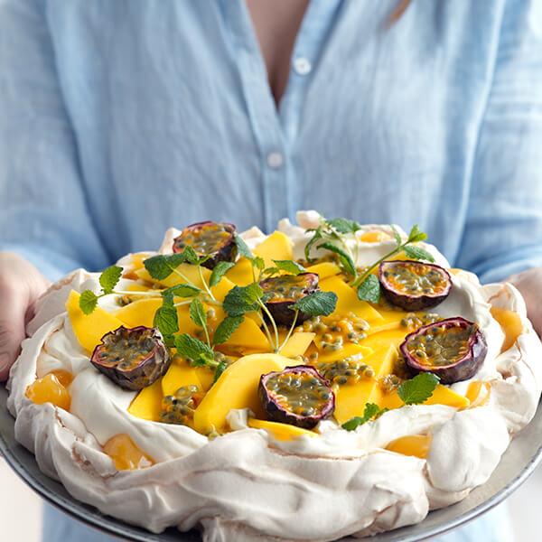 Pavlova med lemon curd, mango og pasjonsfrukt