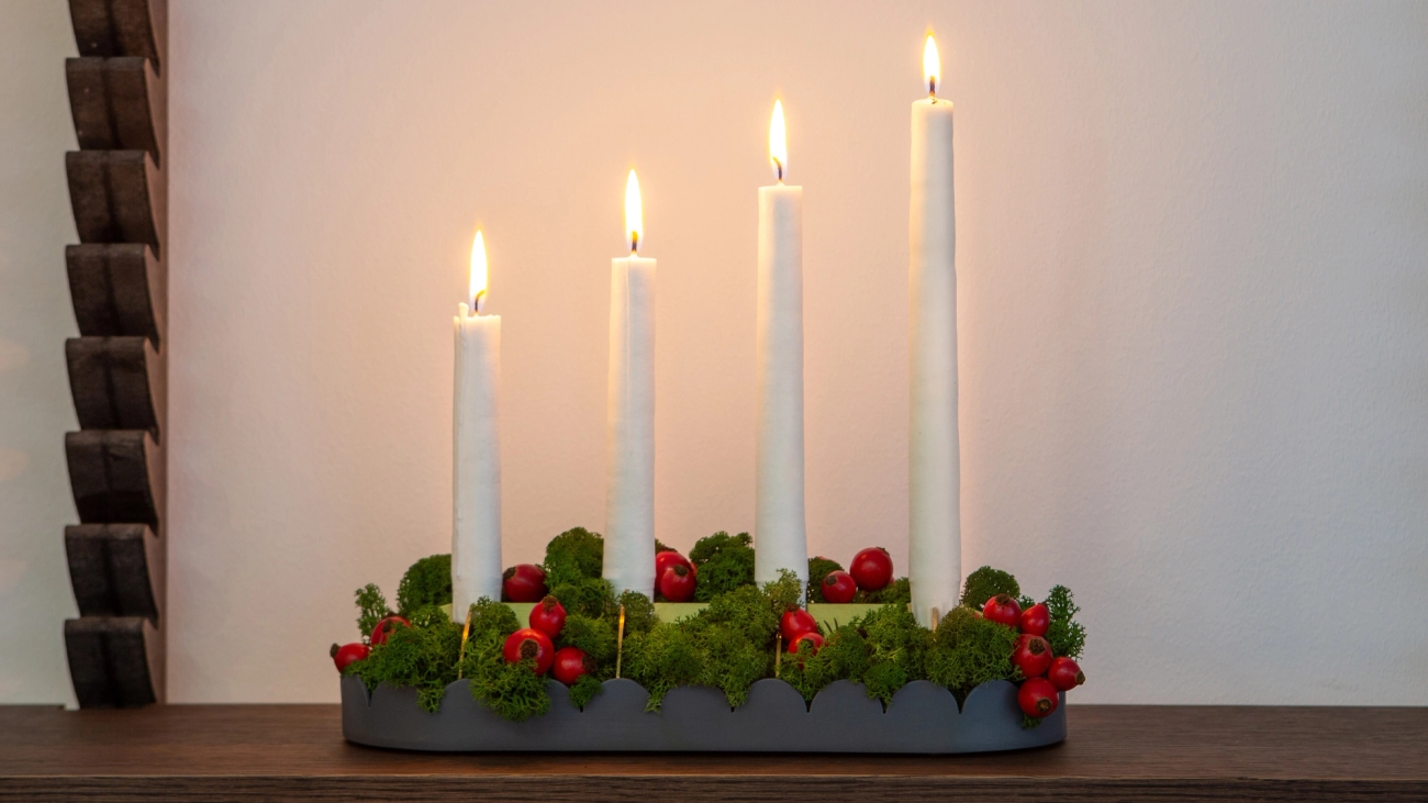 Adventslysestake med mose og tyttebær