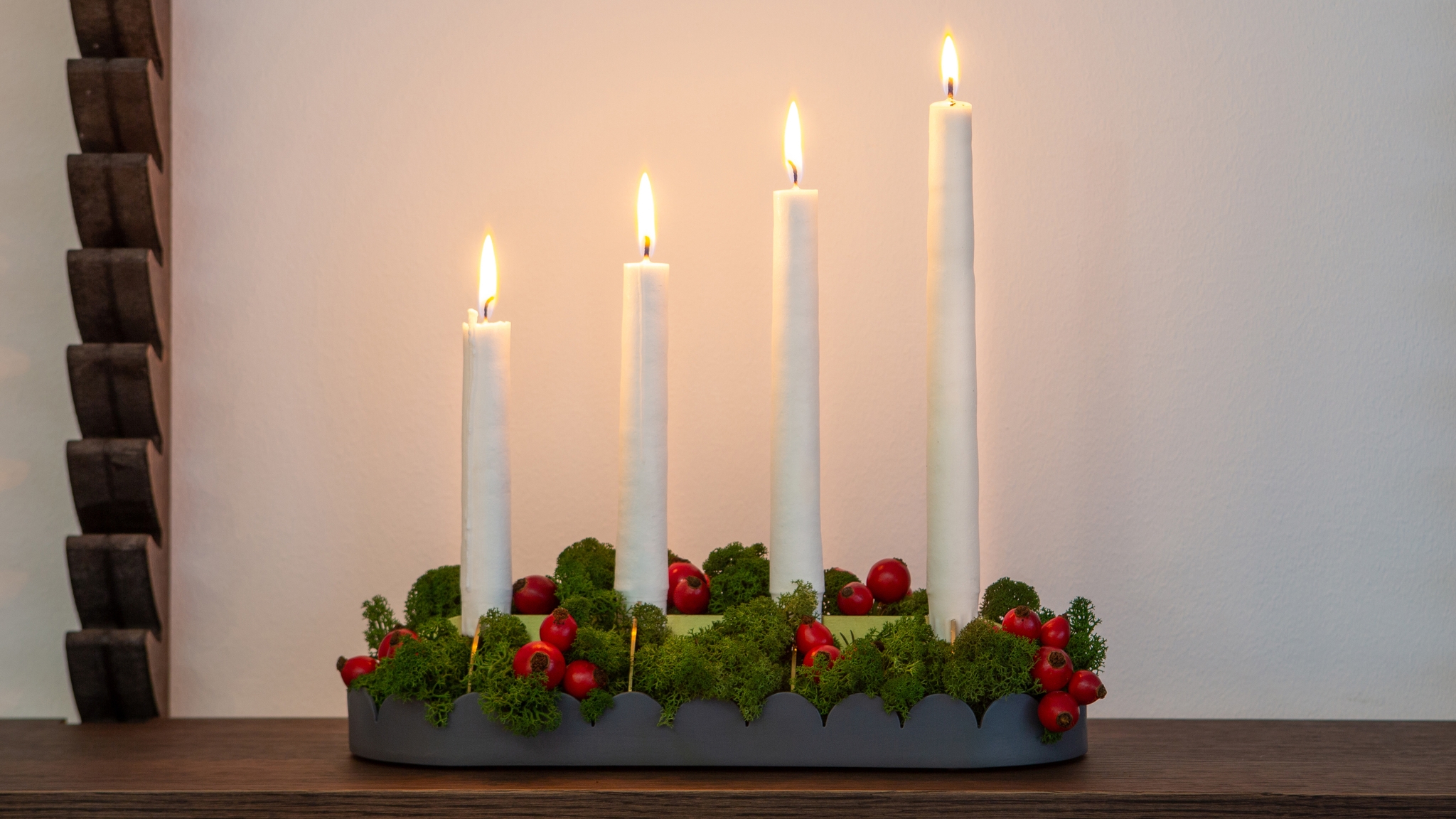 Adventslysestake med mose og tyttebær