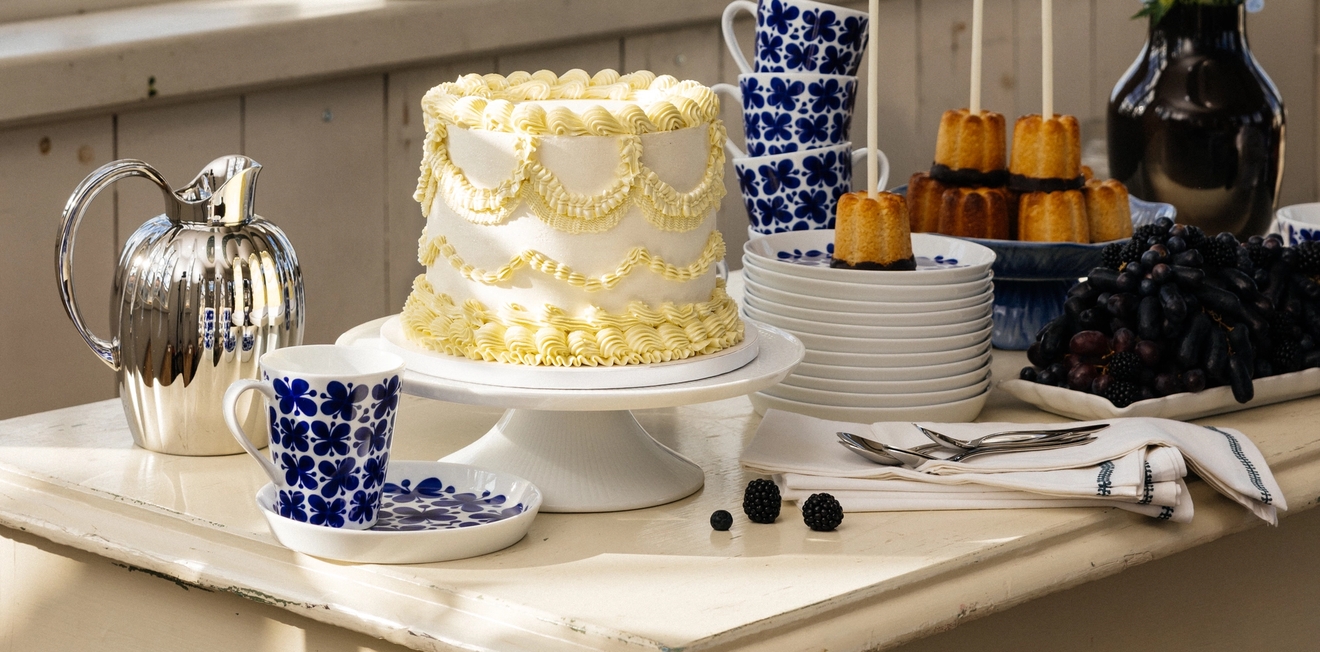 Babyshower tårta och fika på ett uppdukat kalasbord