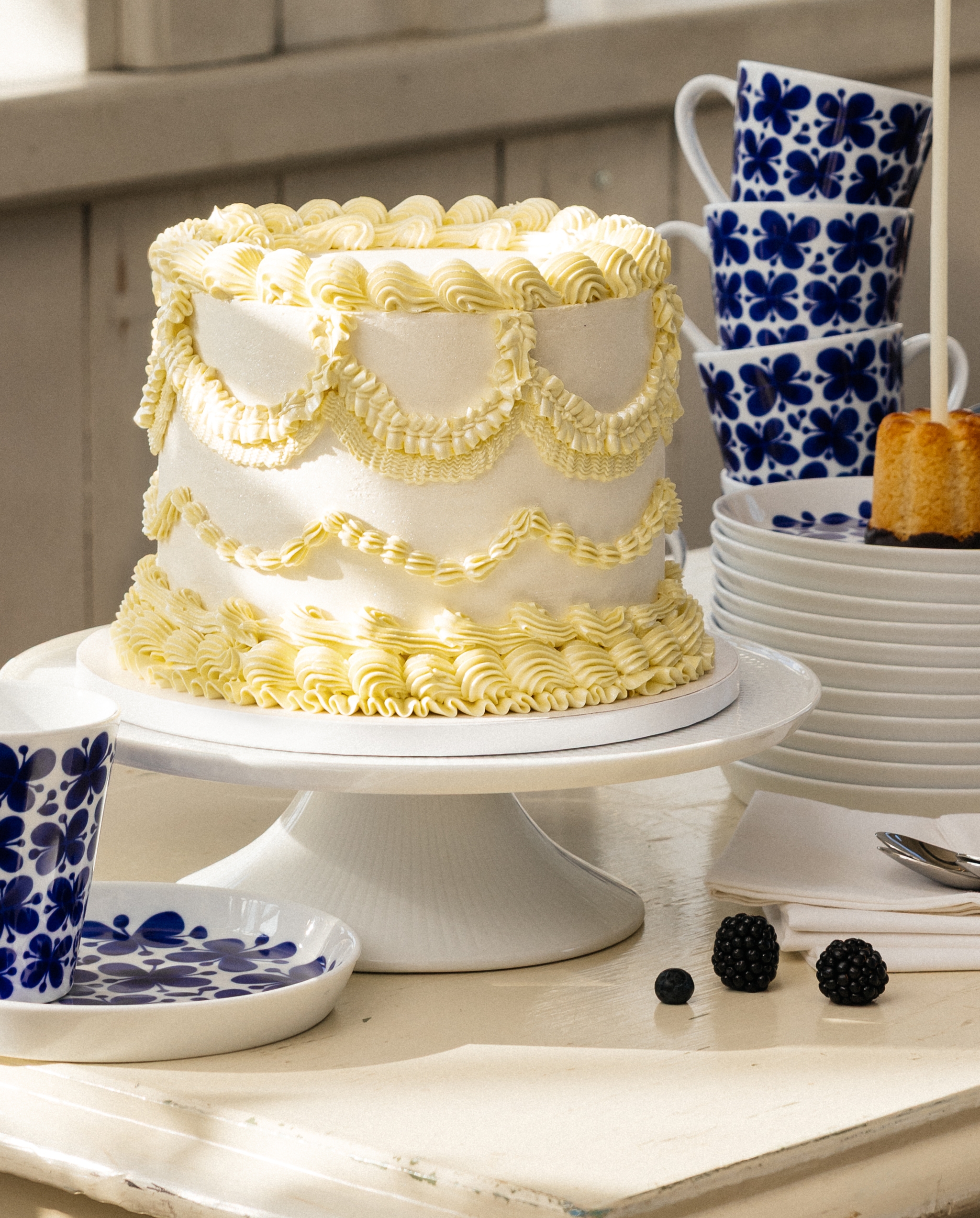 Babyshower tårta och fika på ett uppdukat kalasbord