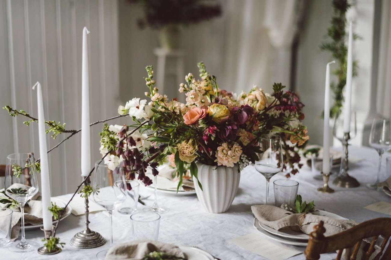 En vacker vit blomvas med en stor bukett i från Cervera  på vit duk
