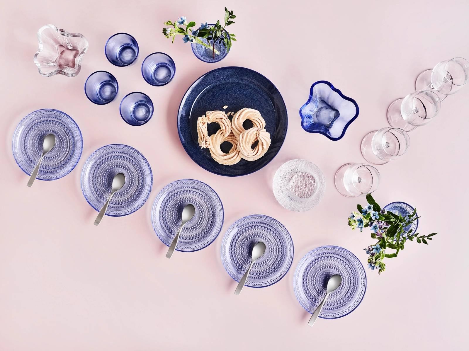 Iittala bestick skredar i blå glasskålar på rosa duk