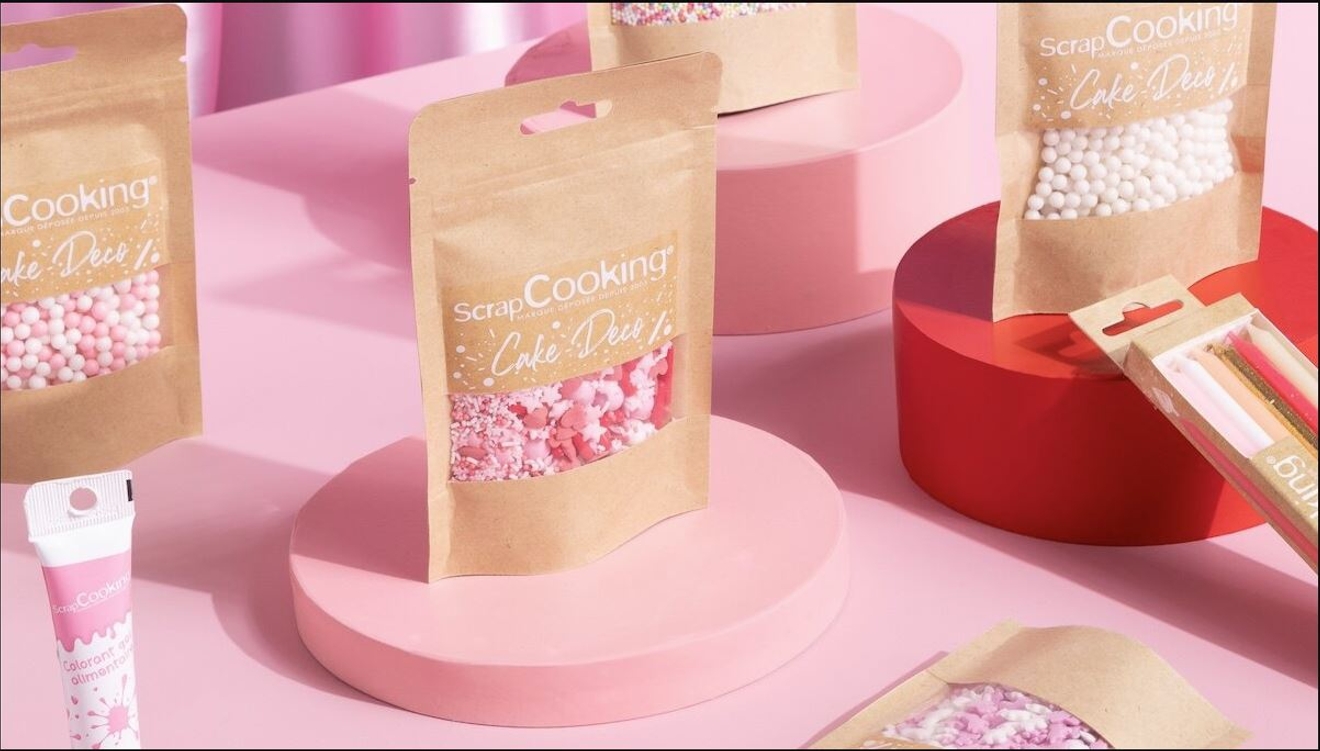 Rosa strössel från Scrapcooking på ett rosa bord