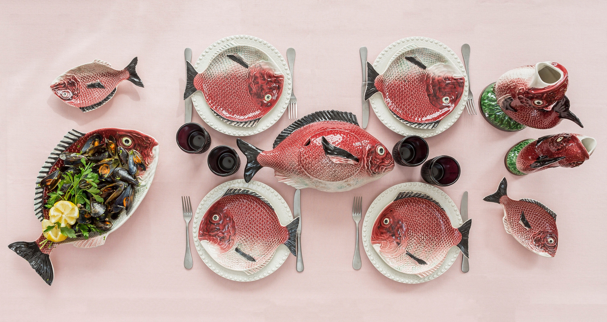 Bordallo Pinheiro Peixes tallrikar fisk dukat med rosa duk