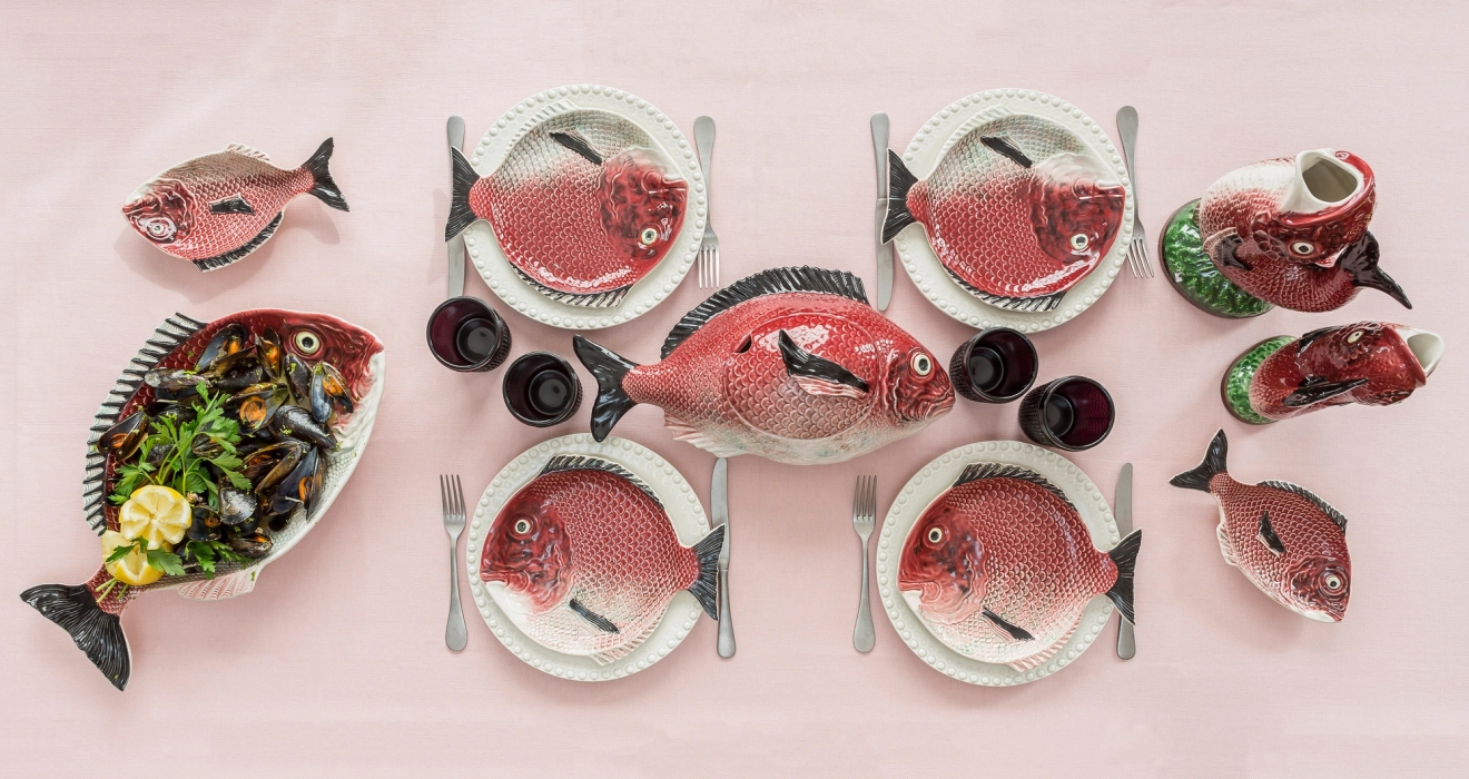 Bordallo Pinheiro Peixes tallrikar fisk dukat med rosa duk