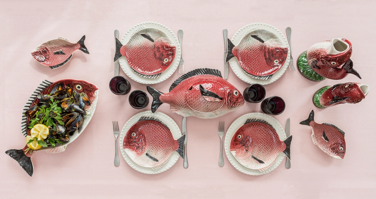 Bordallo Pinheiro Peixes tallrikar fisk dukat med rosa duk