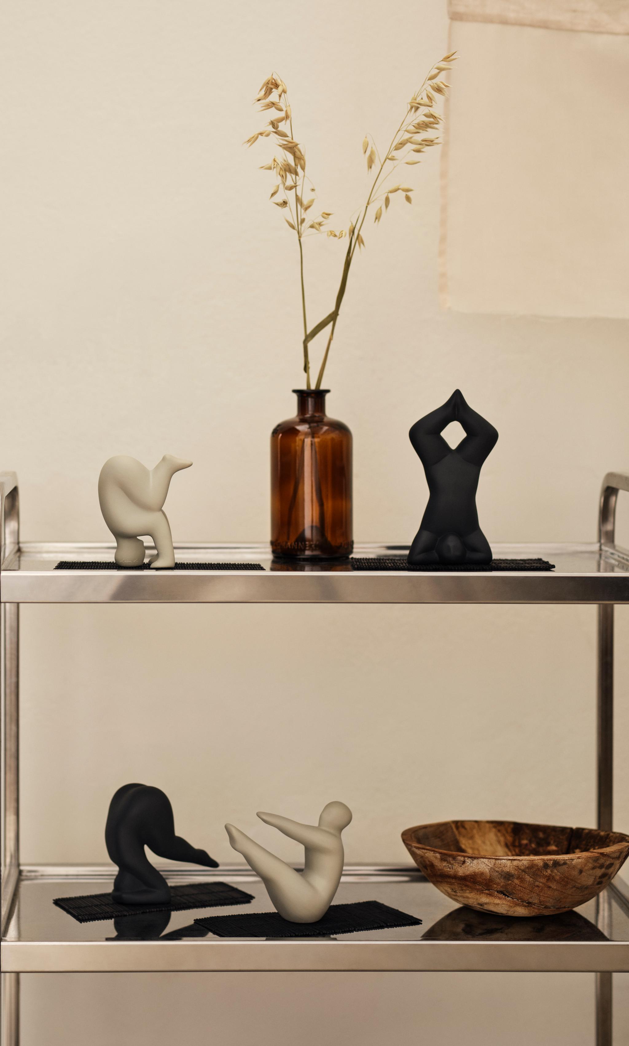 Lisa Larsons Yoga figurer på en hylla