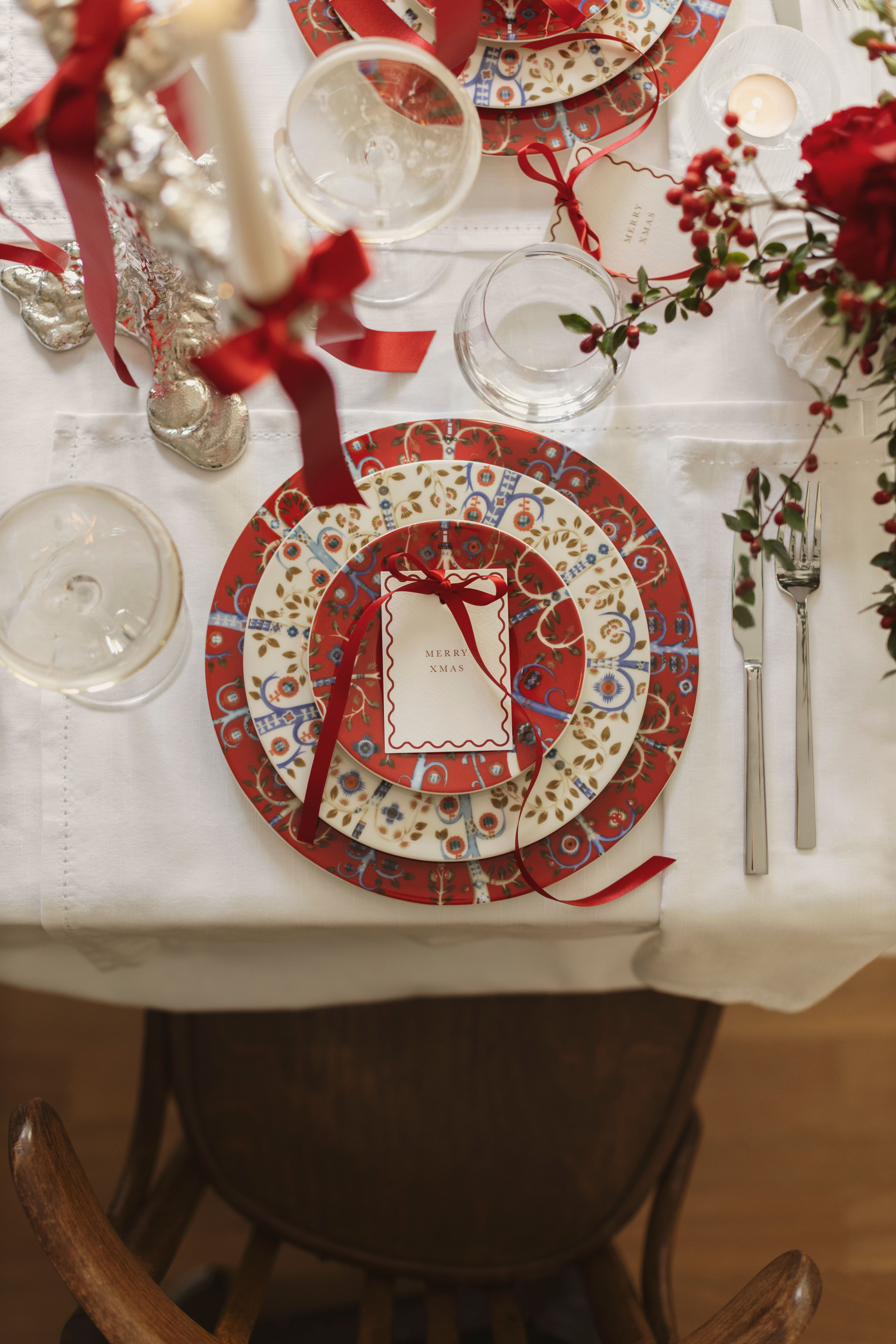 Kuvertdekking med Taika-servietter fra Iittala i hvite og røde farger