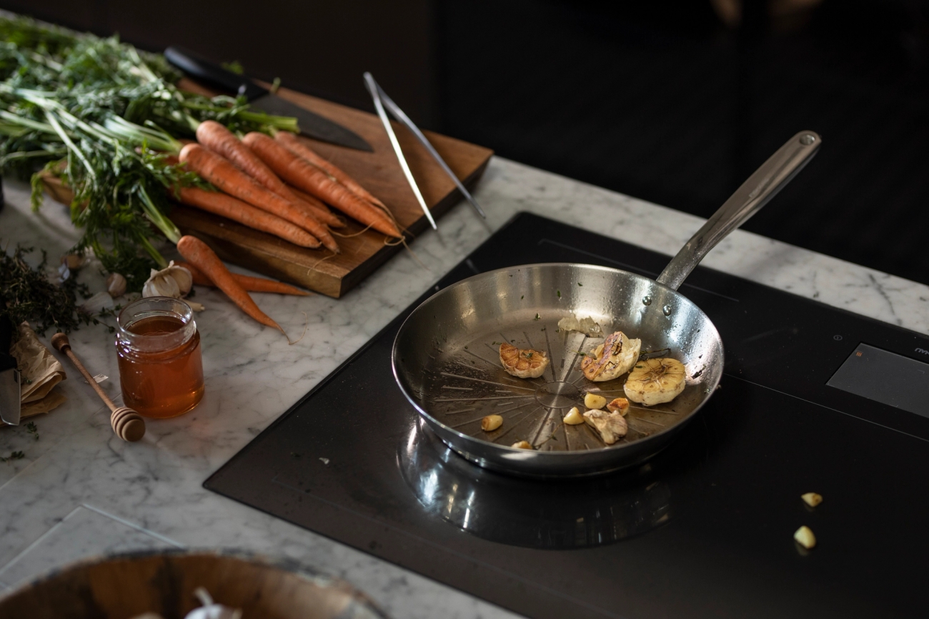 Sisustus sisustustuotteet ruoanlaitto lautaset lasit koristeet kynttilänjalka pöydän kattaus 