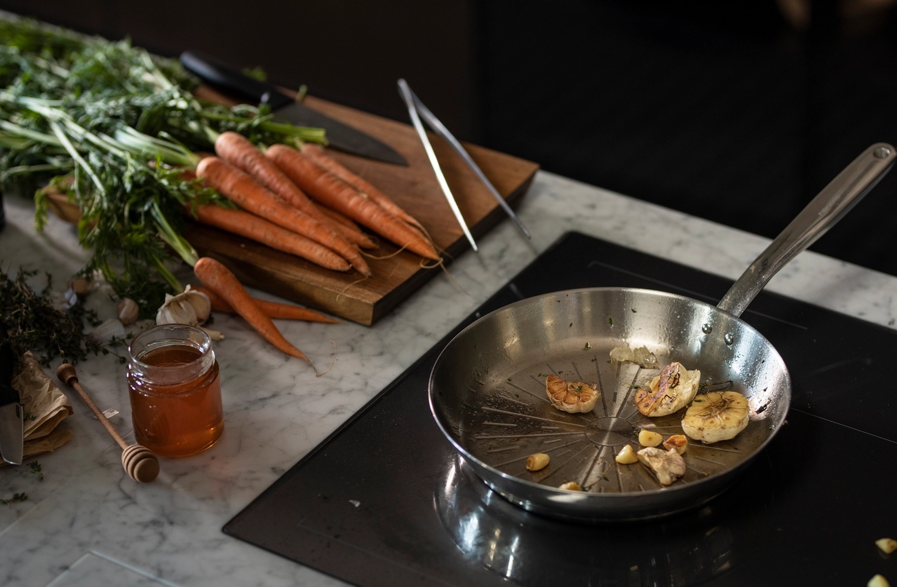 Produkter, uppdukat bord med vaser, ljus, glas och dylikt