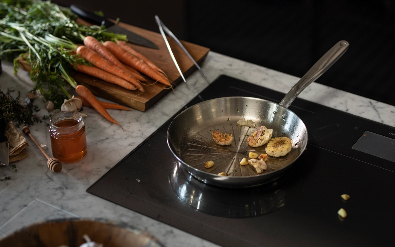 Produkter, uppdukat bord med vaser, ljus, glas och dylikt