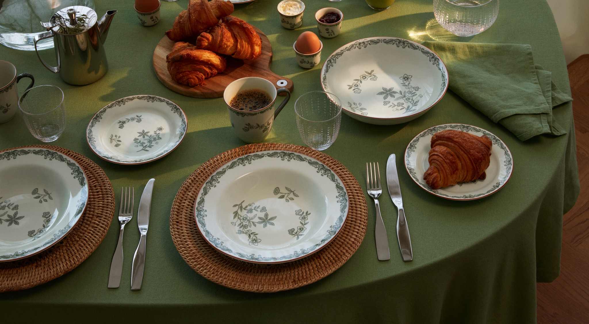 Dukat frukostbord med Rörstrandsporslin och croissanter samt erbjudandet upp till 50 procent rabatt.
