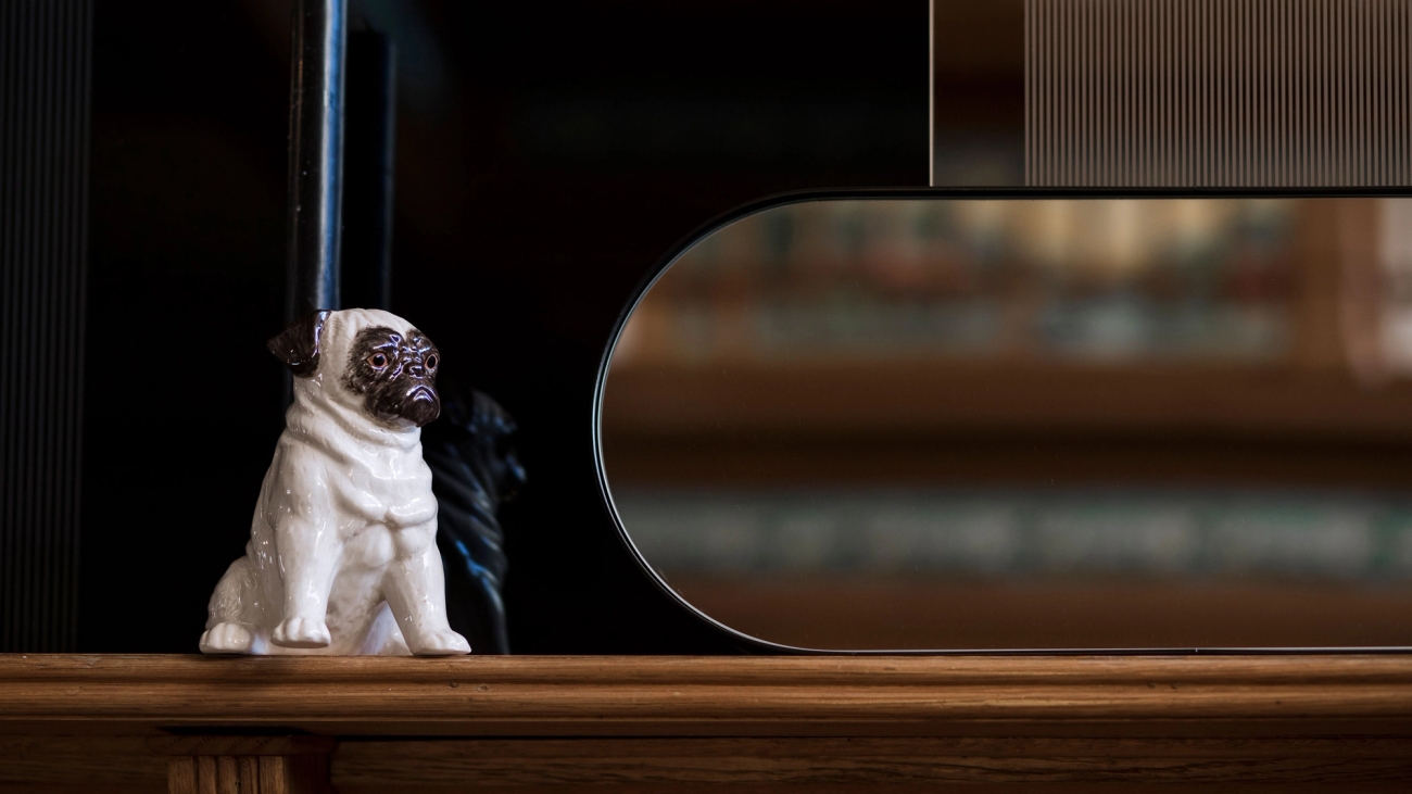 ByOn - Hauska valkoinen Mops koira -kynttilänjalka. Ruotsalainen design.