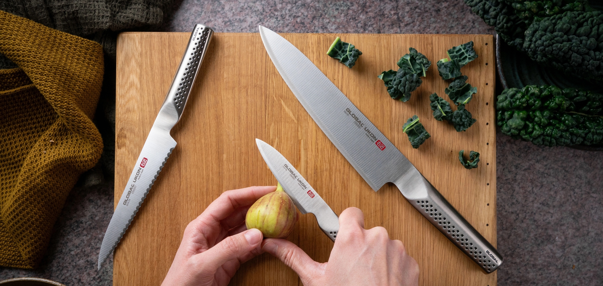 En person som skär ett färskt fikon med en Globalkniv