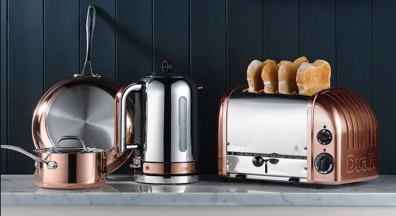 Dualit leivänpaahdin värissä kromi ja kupari, jossa neljä paahtoleipää