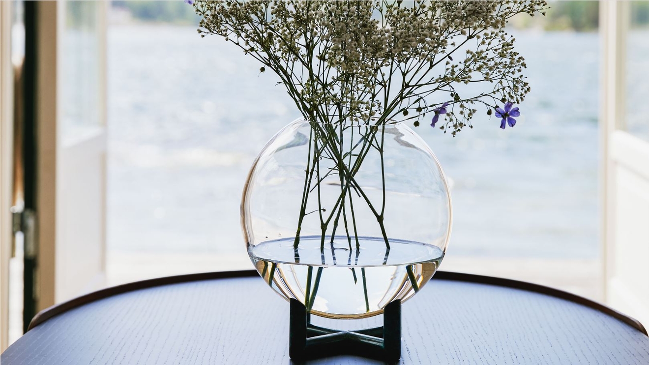 Orb vas från Kong med blommor i