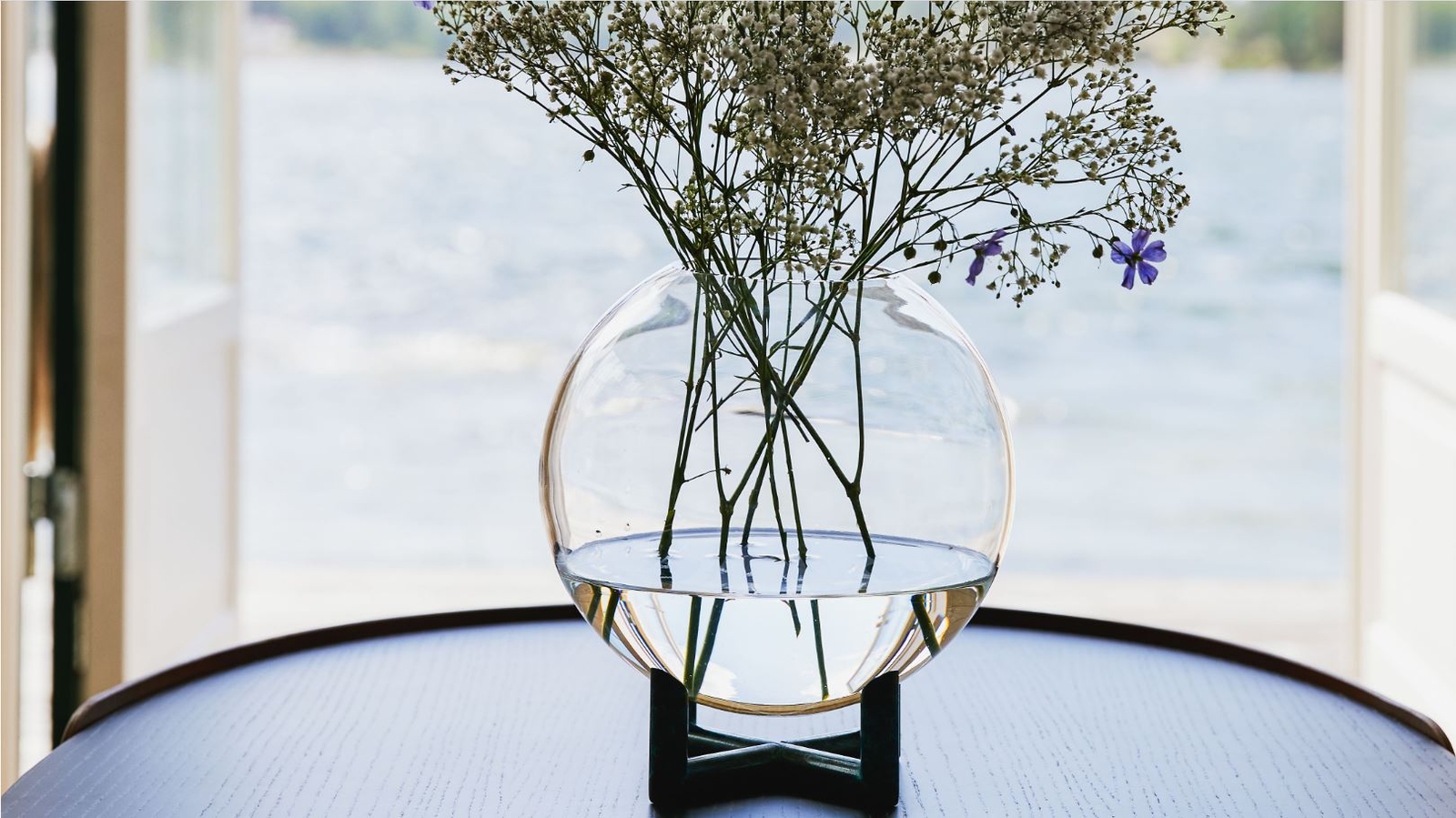 Orb vas från Kong med blommor i