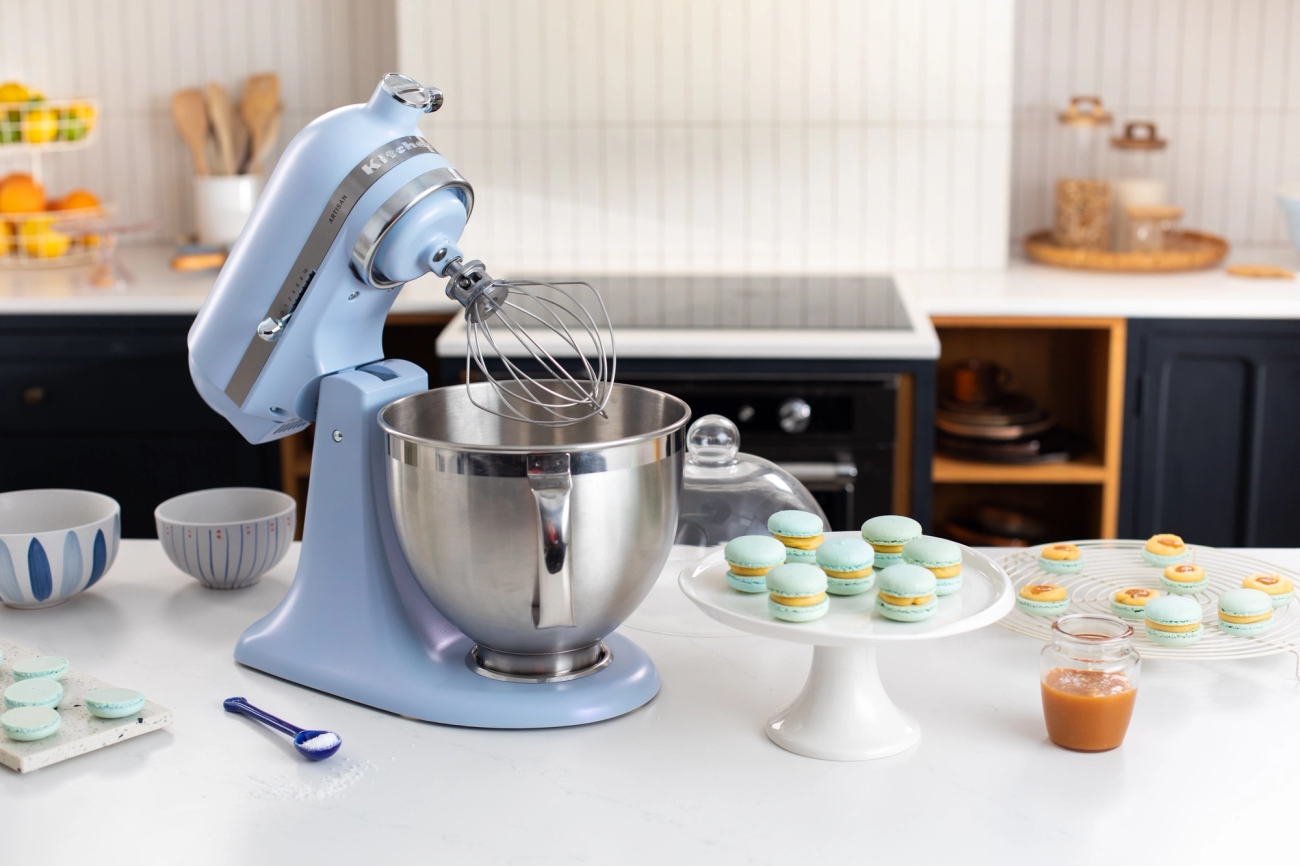 Kjøkkenapparater, KitchenAid blå på kjøkkenbenk