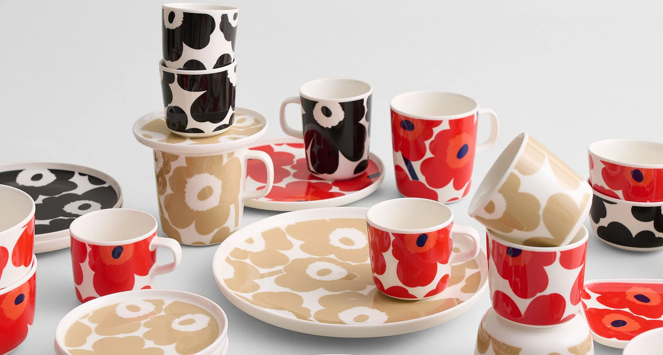 Marimekko Unikko kopper og tallerkener i rødt, beige og svart mønster