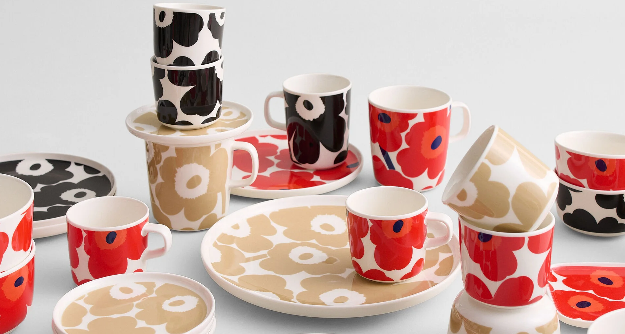 Marimekko Unikko kopper og tallerkener i rødt, beige og svart mønster
