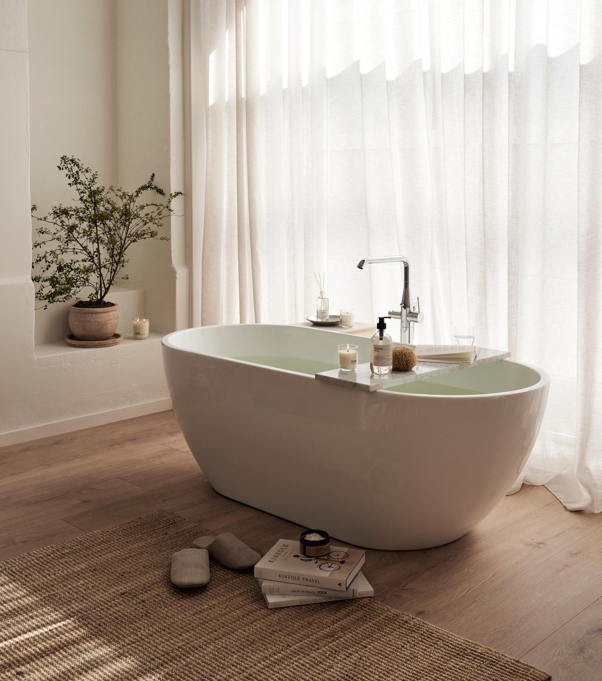 et badekar på et bad ved siden av et vindu