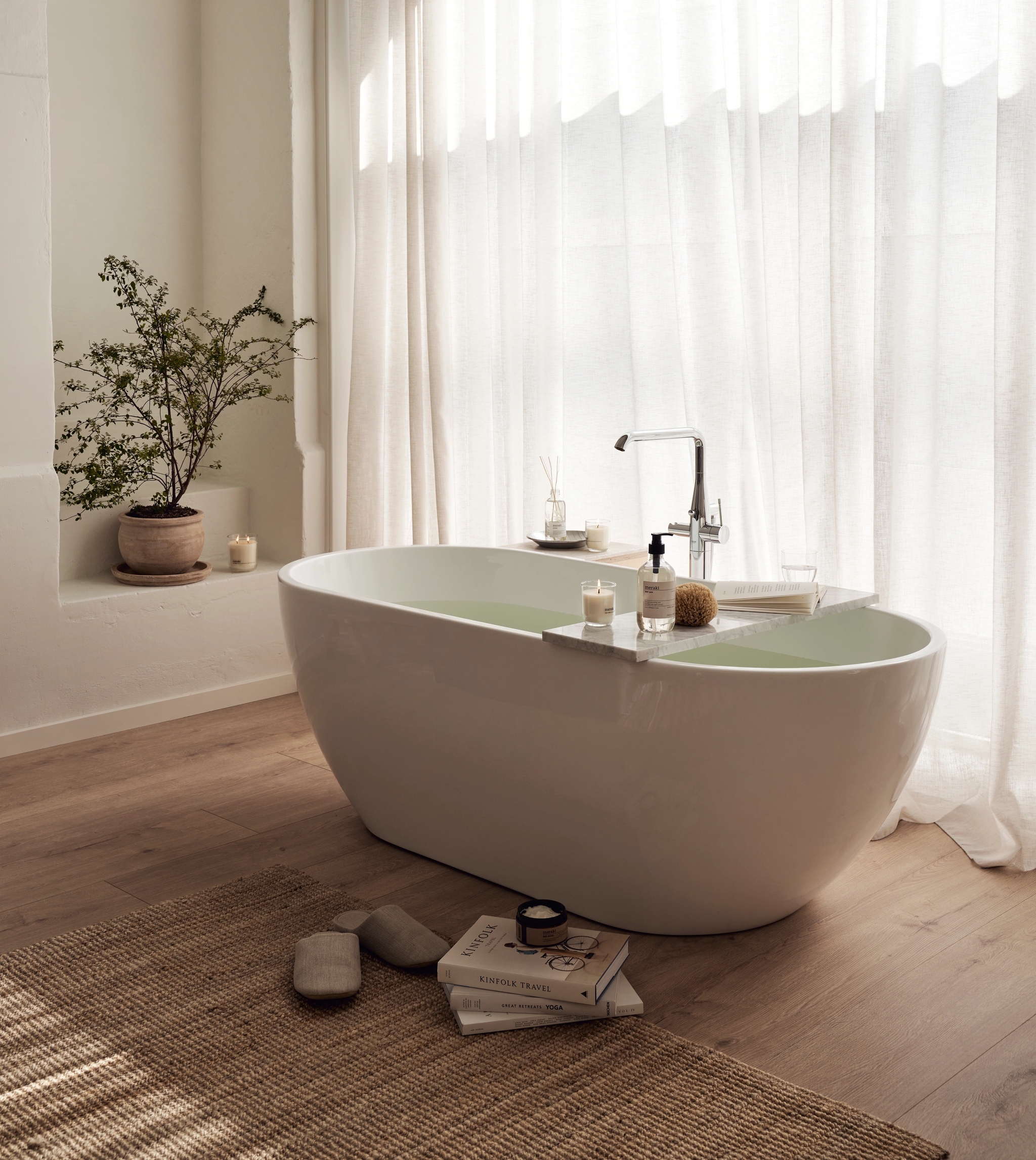 et badekar på et bad ved siden av et vindu