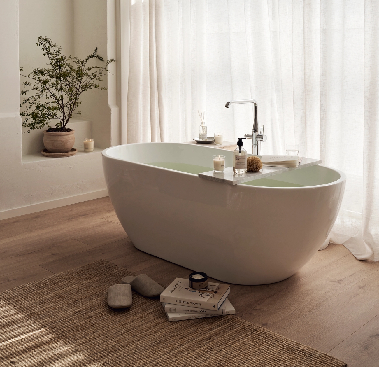 Et badekar på et bad ved siden av et vindu