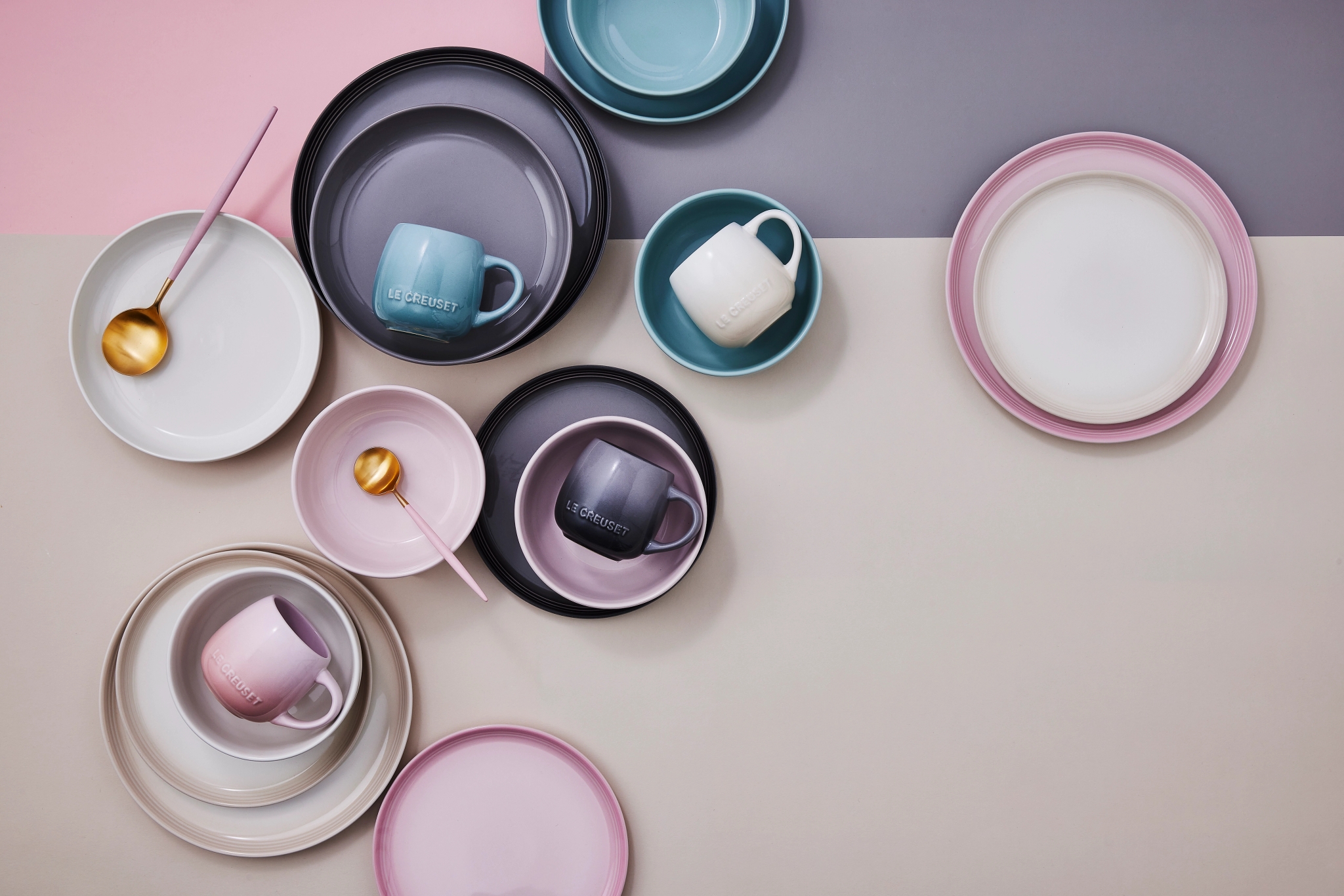 Coupe Collection fra Le Creuset med tallerkener, kopper og asjetter