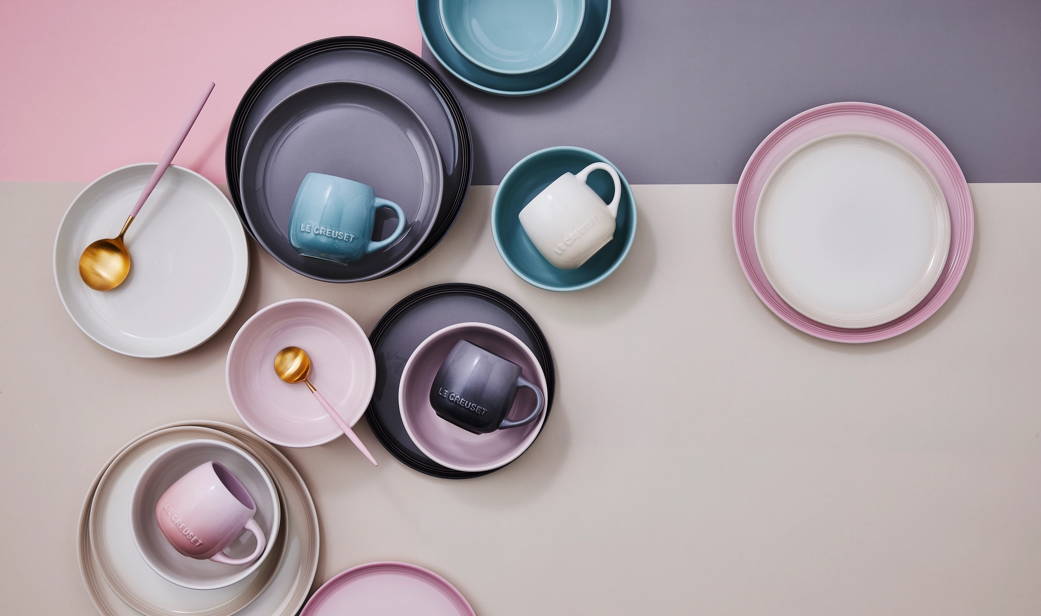 Coupe Collection fra Le Creuset med tallerkener, kopper og asjetter
