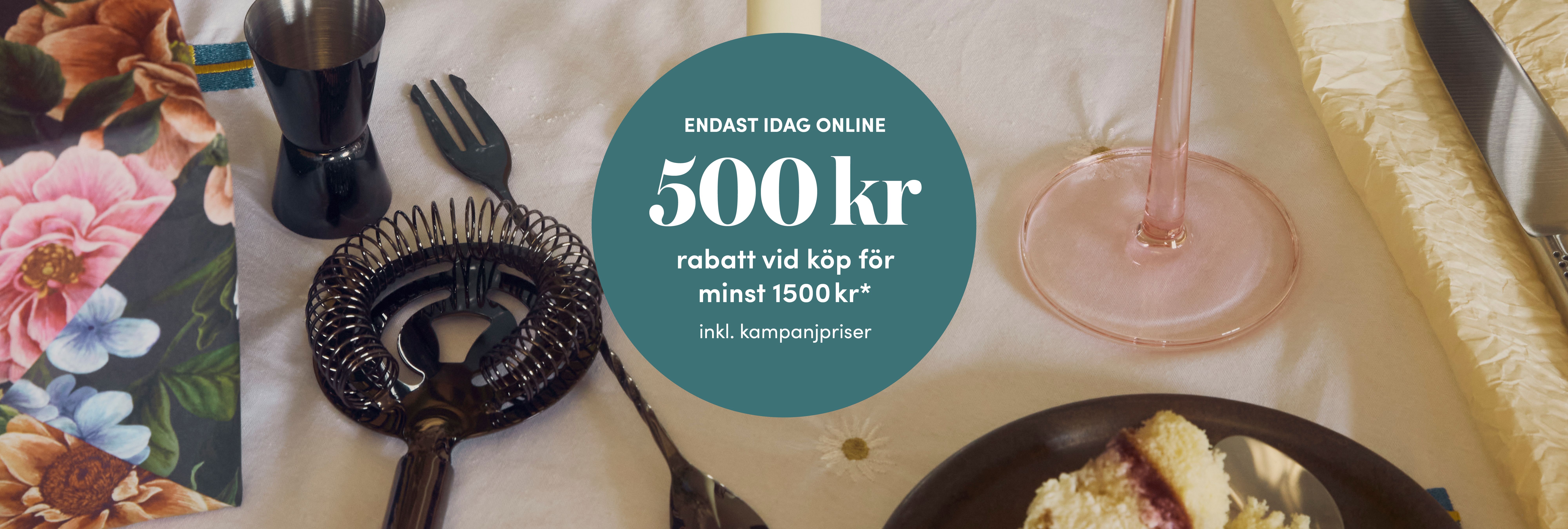 Dukat bord med drinktillbehör, tårta och text om 500 kr rabatt vid köp över 1500 kr online.