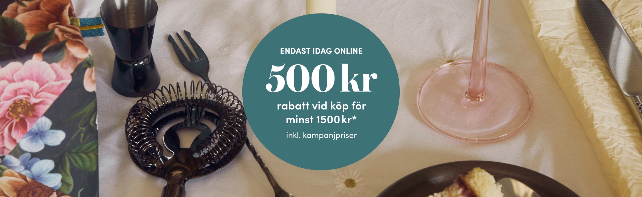 Kampanjbild med dukat bord, bakverk och bartillbehör som visar erbjudande om 500 kr rabatt vid köp över 1500 kr online.