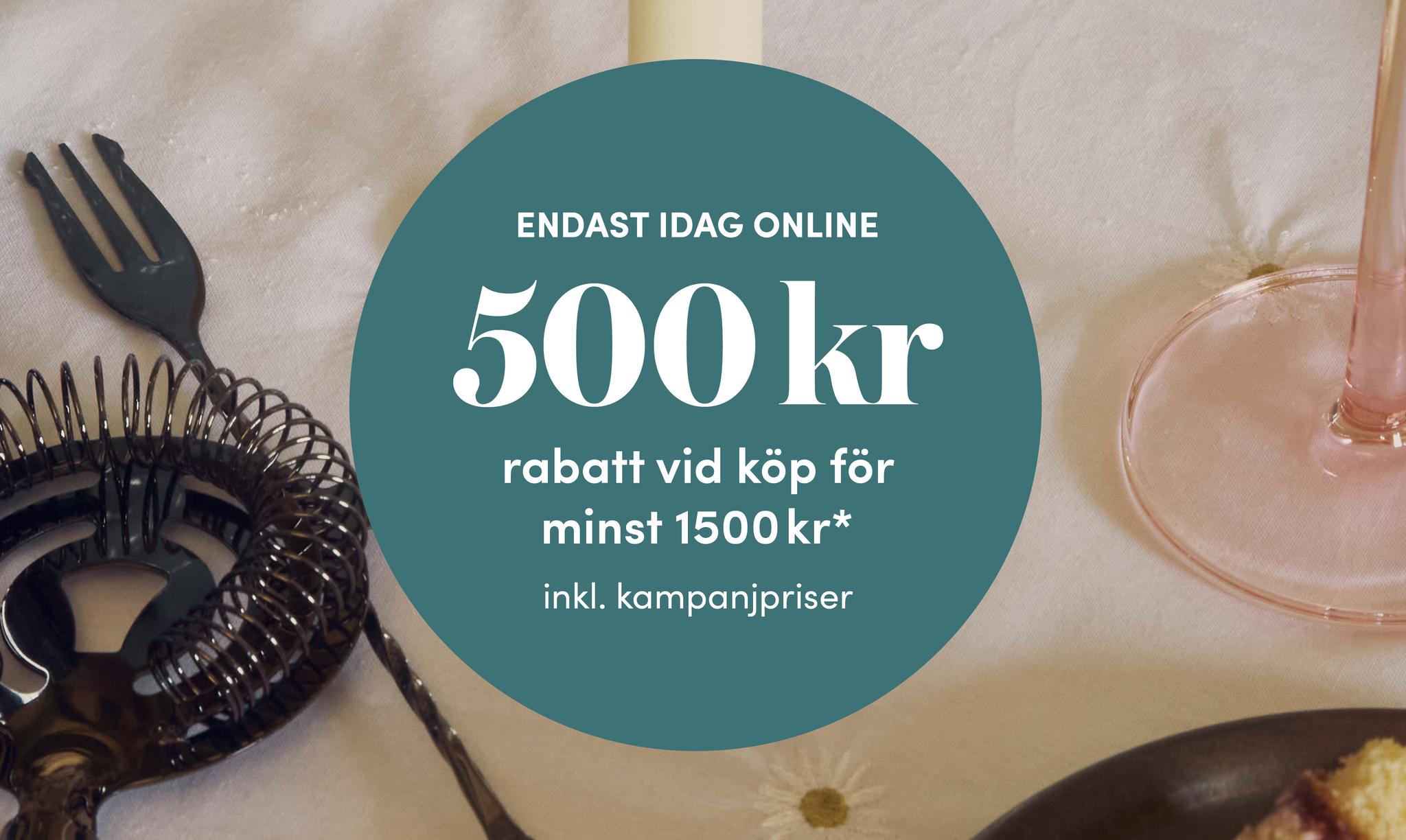 Dukat bord med drinktillbehör, tårta och text om 500 kr rabatt vid köp över 1500 kr online.