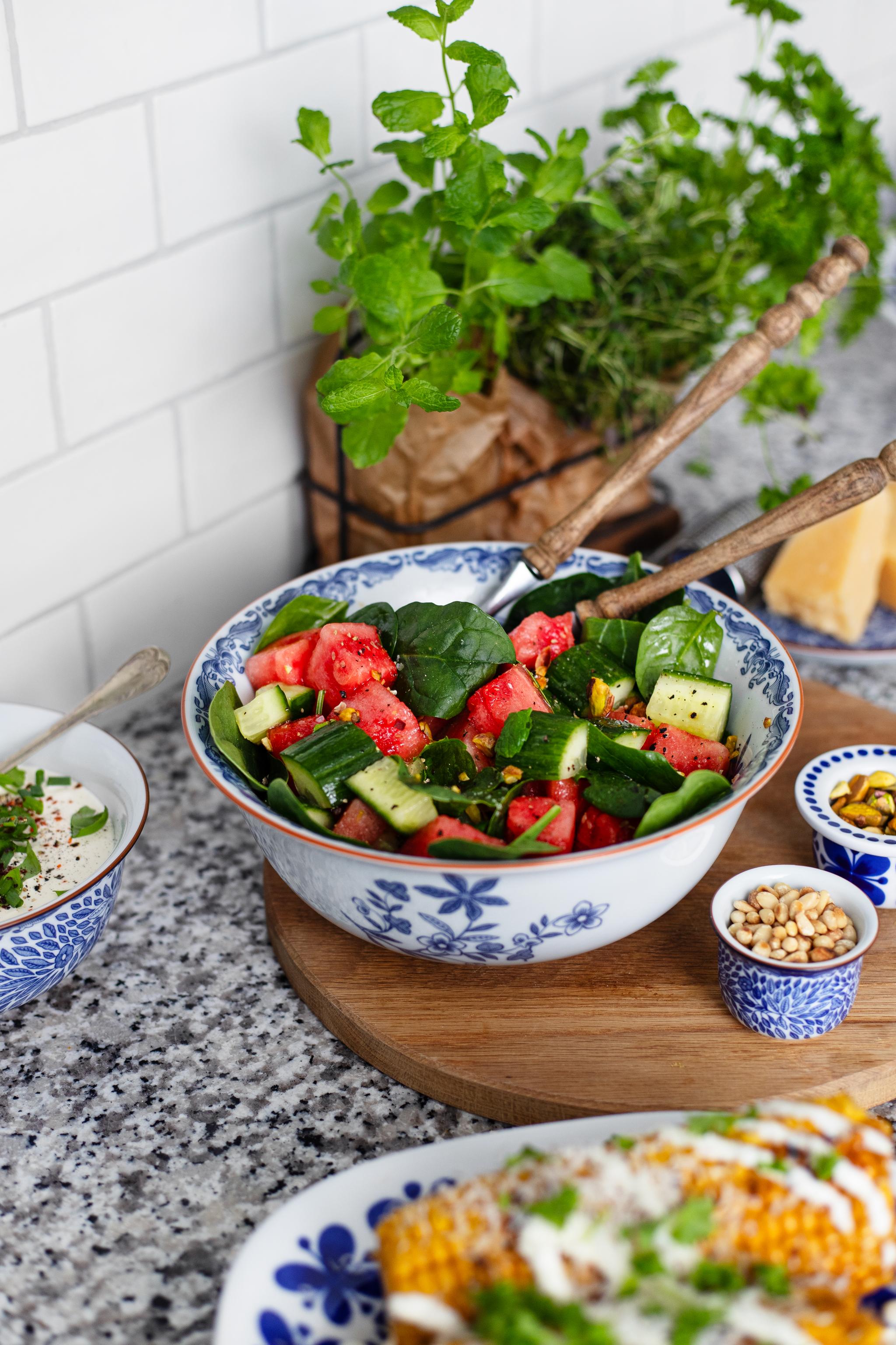 Somrig sallad med vattenmelon i en vacker skål som står i ett kök