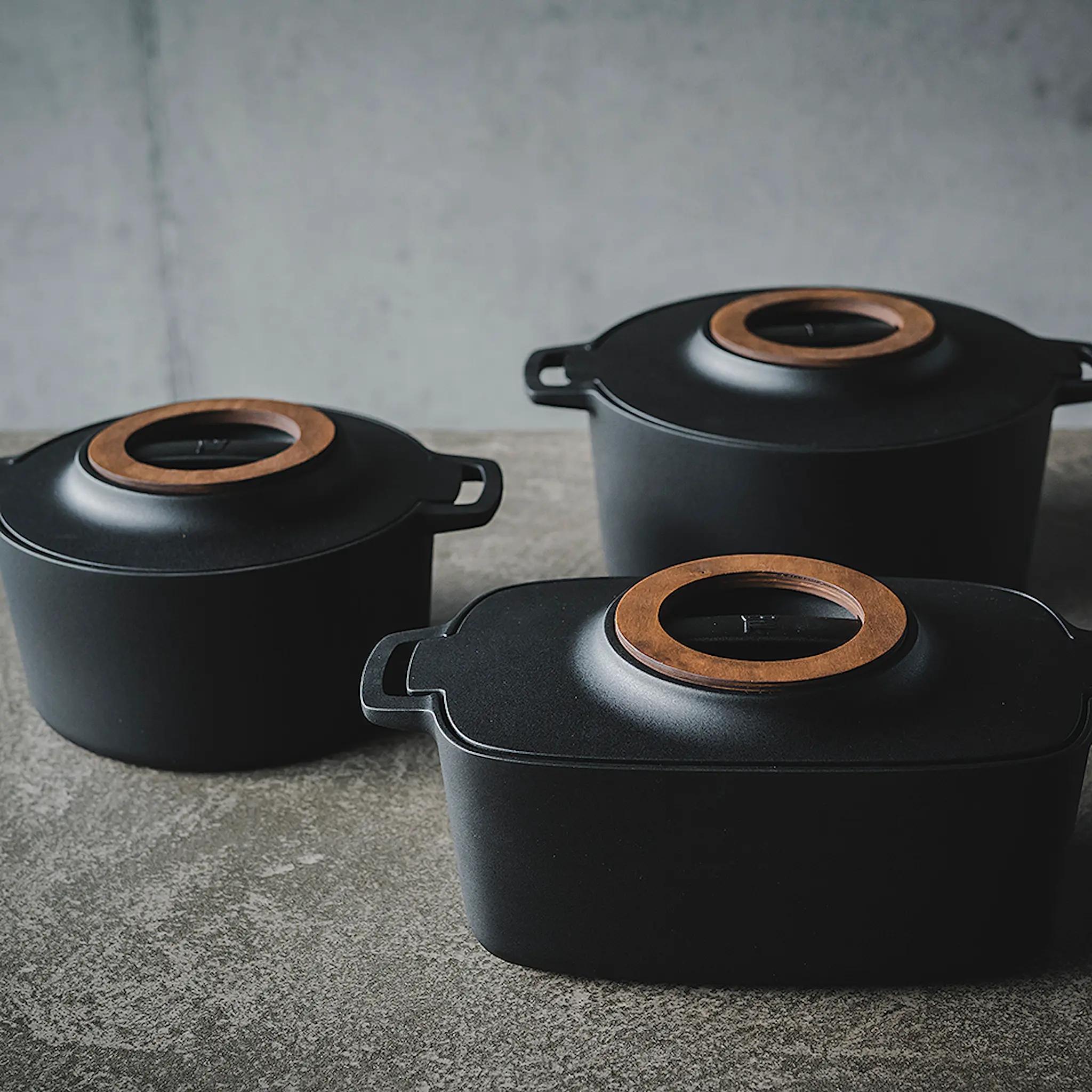 Fiskars Norden sarjan valurautapata erikokoiset erimuotoiset valurautapadat musta