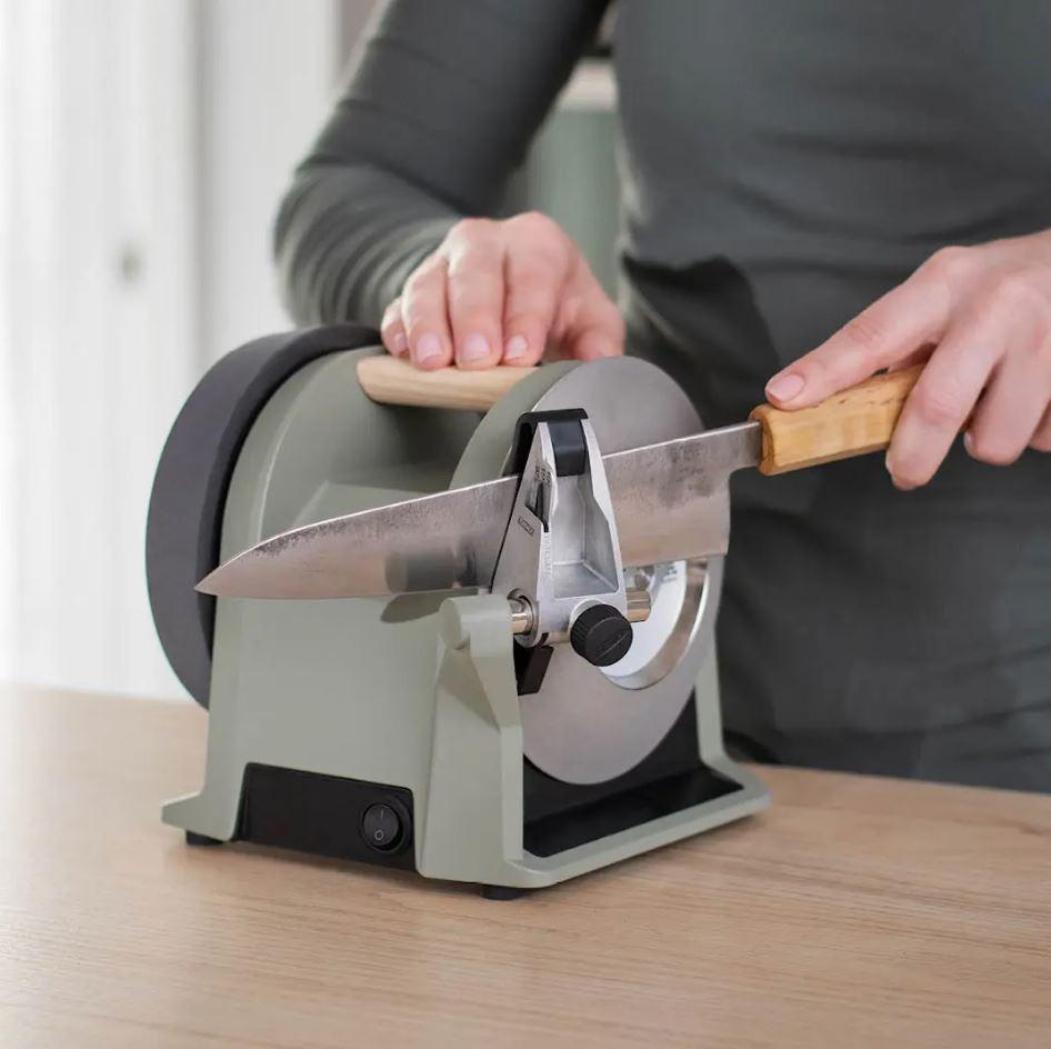 Knivslip som slipar en kniv från Tormek T1