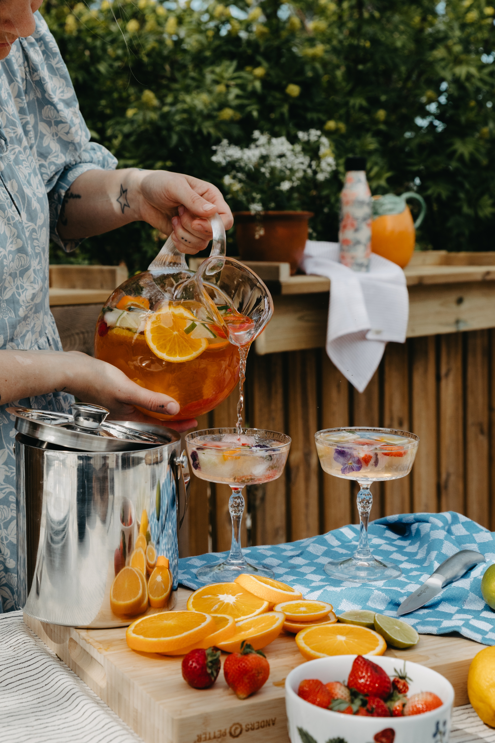Drinkki coctaillasit tuoreet mansikat appelsiinit hedelmät ja marjat jääsanko puinen leikkuulauta drinkkien valmistus