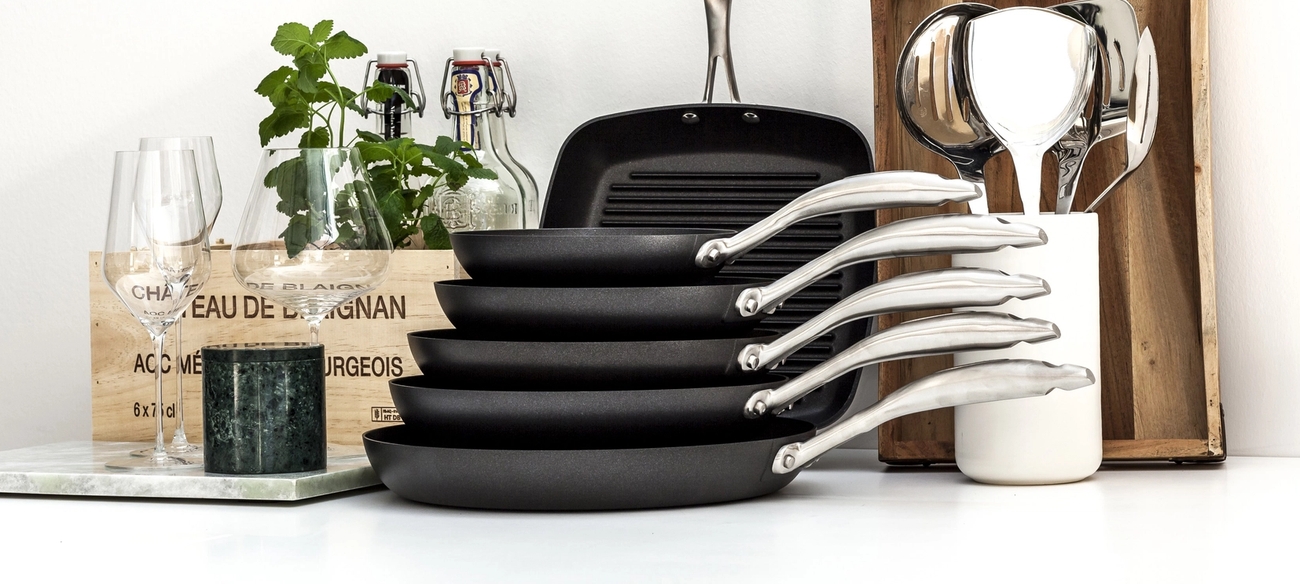 Erikokoiset Scanpan pro IQ paistinpannut pinottu päällekkäin