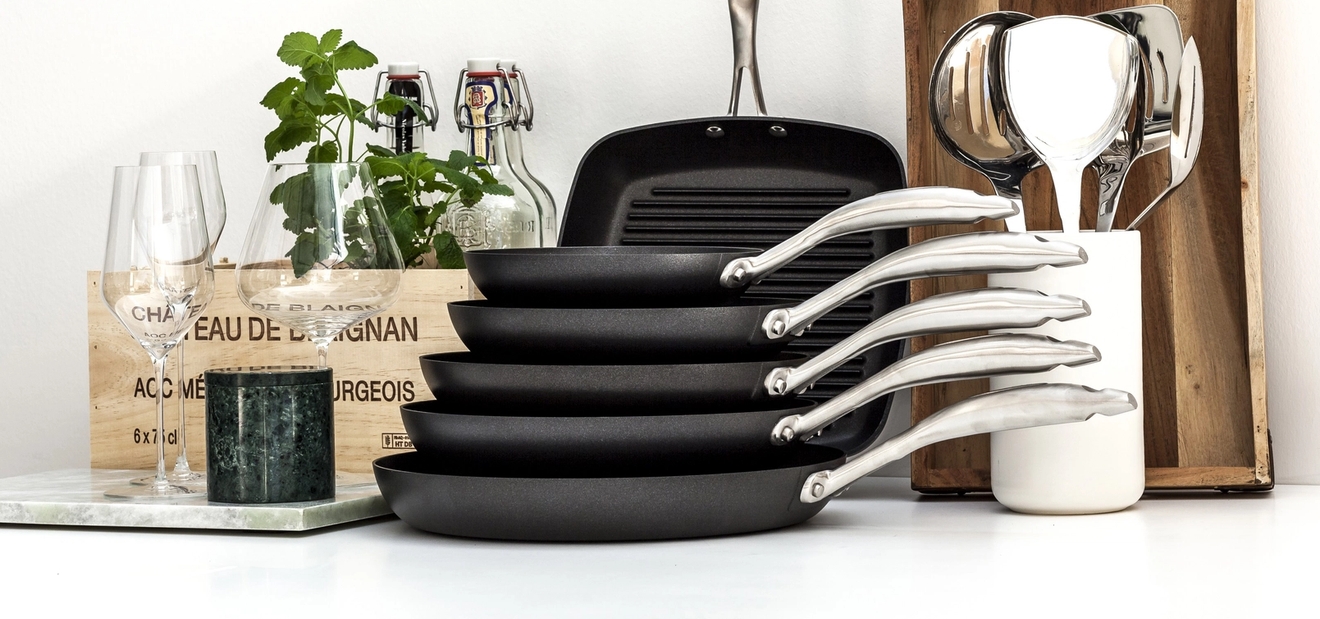 Erikokoiset Scanpan pro IQ paistinpannut pinottu päällekkäin