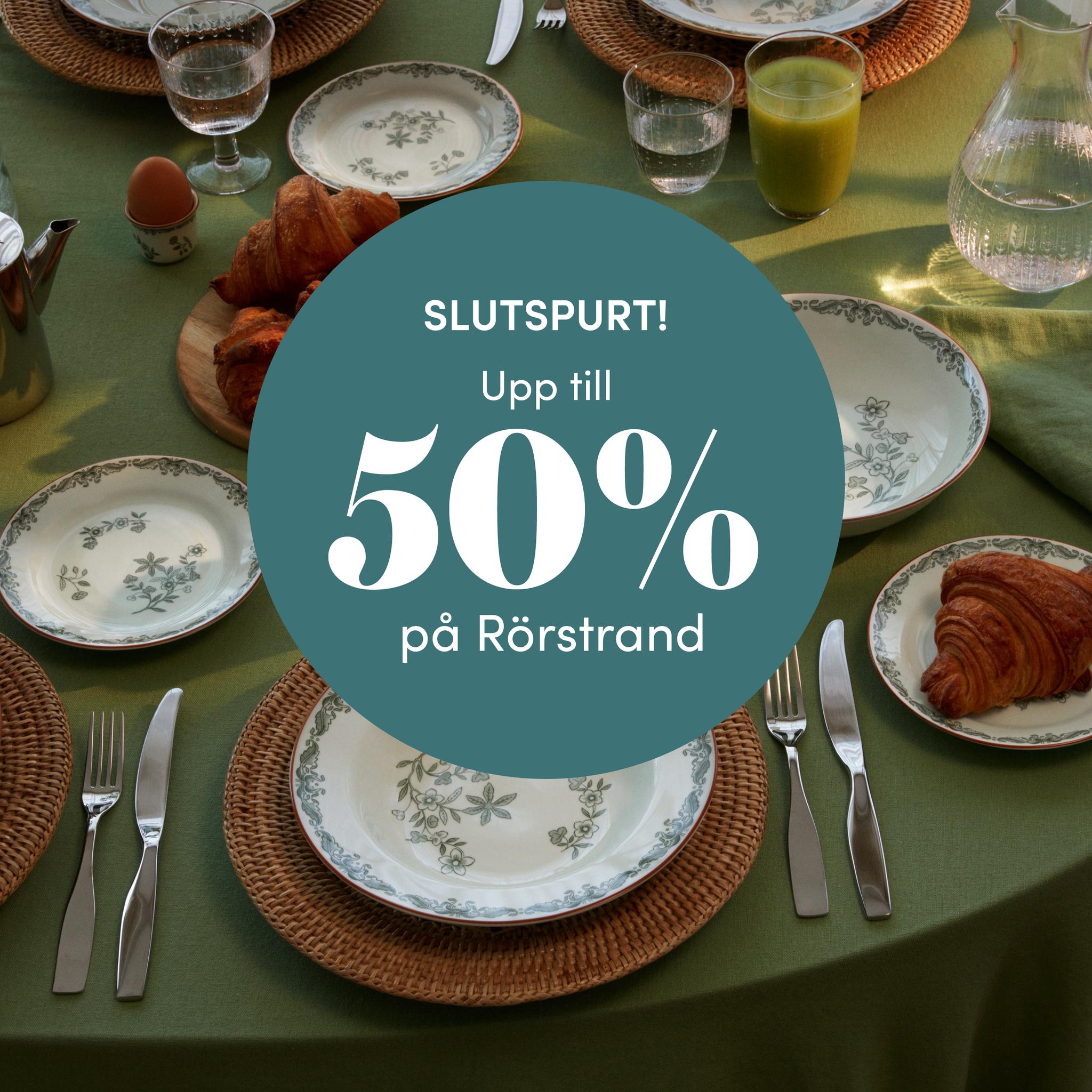 Dukat frukostbord med blommigt Rörstrandsporslin och croissanter samt erbjudandet ”Slutspurt – upp till 50 % på Rörstrand”.