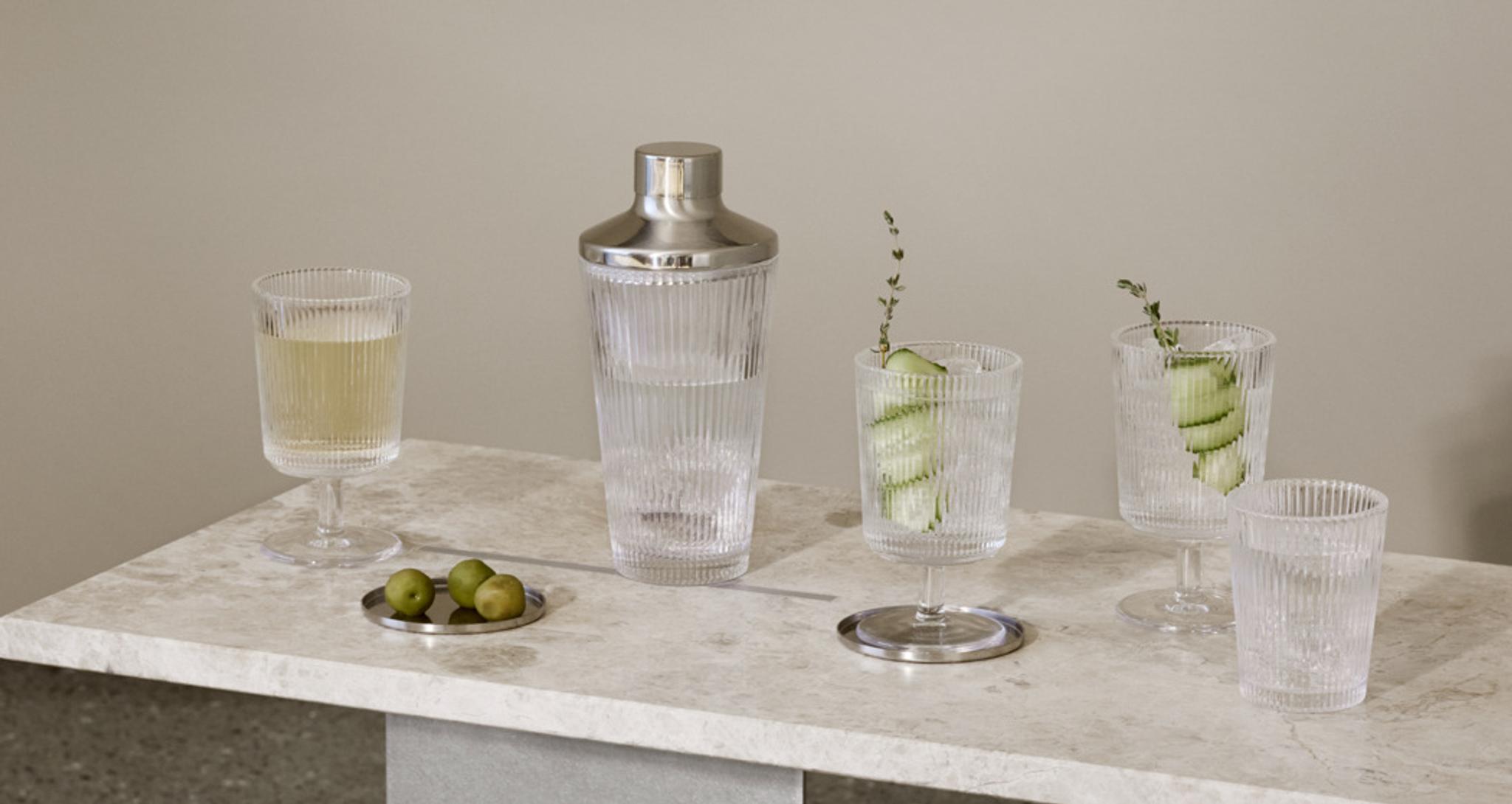 Räfflade glas och en shaker från Stelton Pilastro