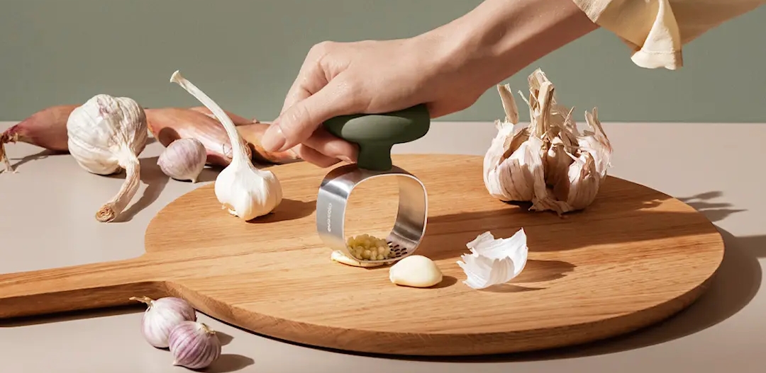 Valkosipulipuristimet - Valkosipulipuristin ja valkosipuli